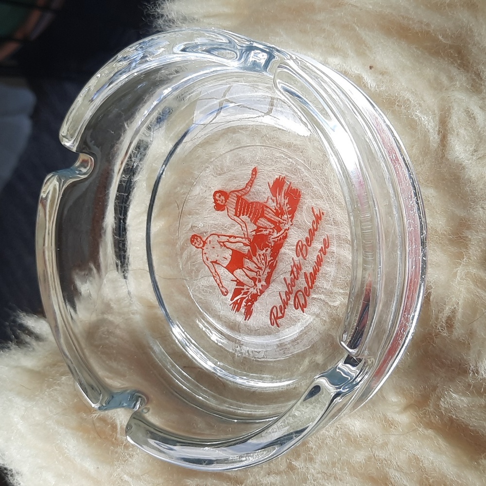Vintage Clear Glass Advertisement Ashtray with 60s man & woman in beachwear - Picture 4 of 4